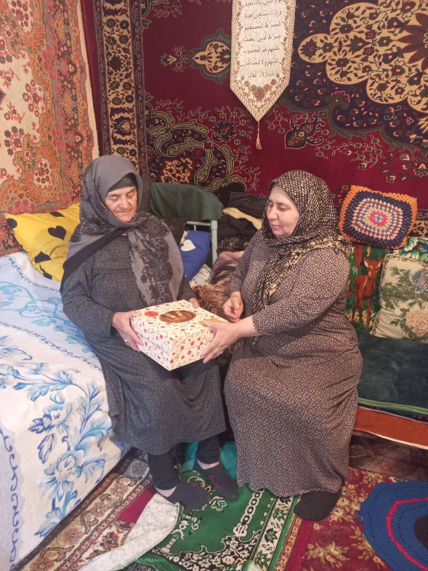 Оказывает социальные услуги  своим подопечным из с.Читли.